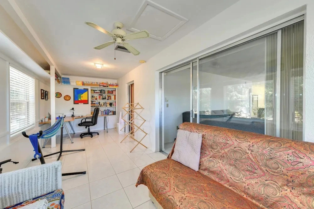 5 Mi to Venice Beach! Remote-work-ready Retreat