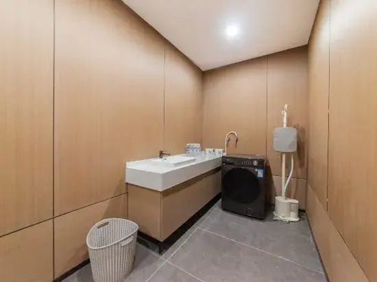 Tang Fengqiyun Hotel (Xian Weiyang Road Youth Center Subway Station)(唐凤栖韵酒店（西安未央路青少年中心地铁站店）)
