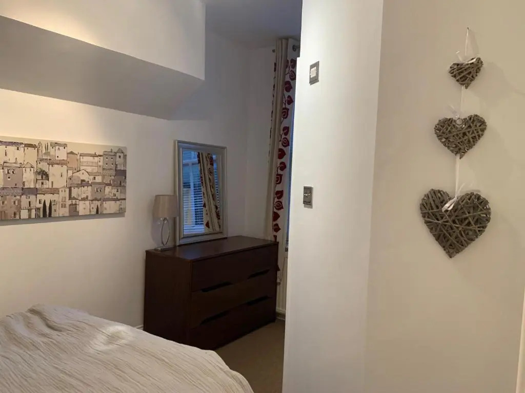 Blue Whale 2 Bedroomed 2nd Floor Appt with Sea Views, Beach & Wifi