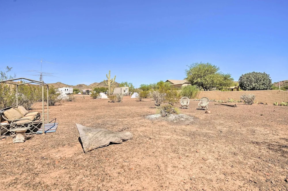Dreamy Desert Studio w/ Deck + Pool Access!