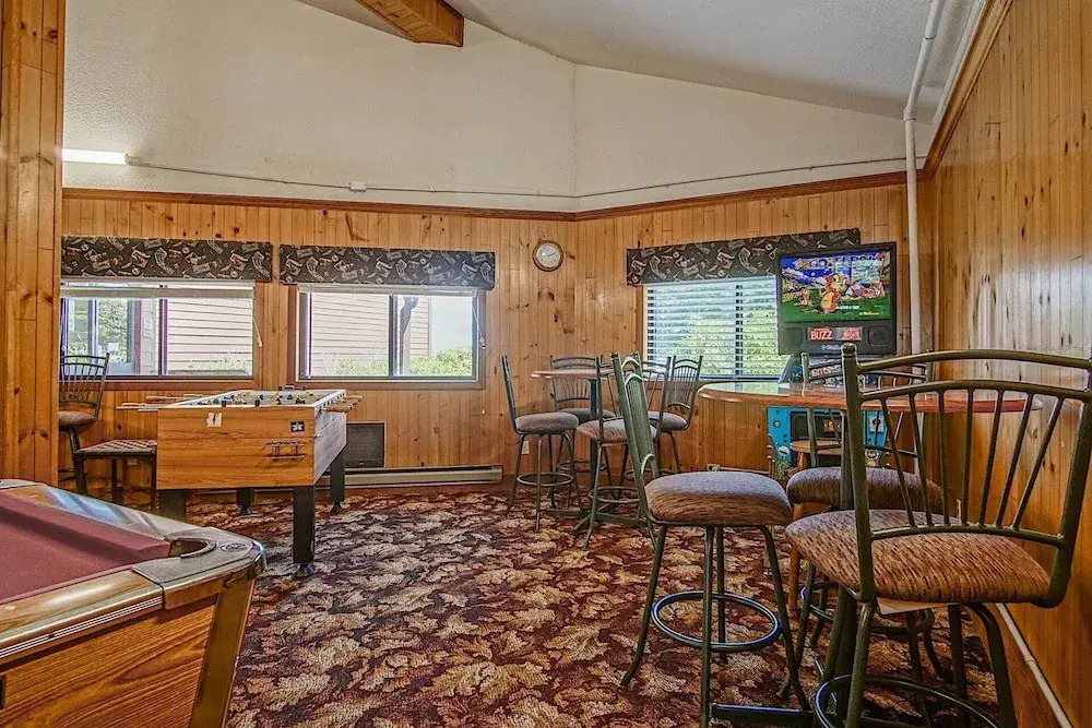 2 Br: Snowcrest 314b: Indoor Hot Tubs Game Room Easy Slope Access