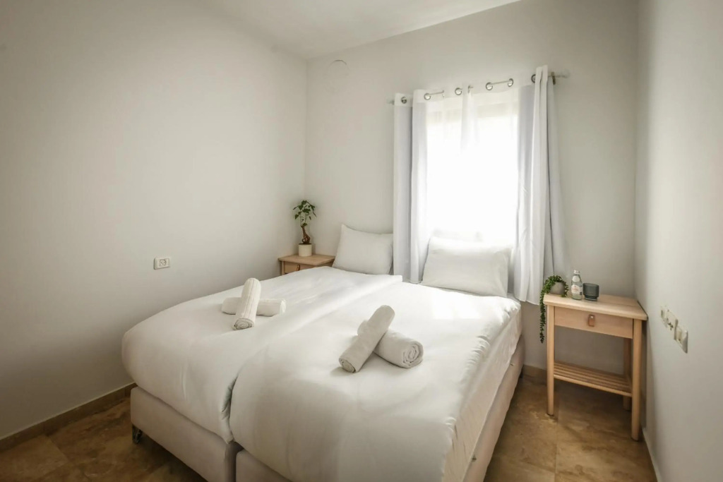 Sea View apt on Gordon 10 with Balcony and private parking