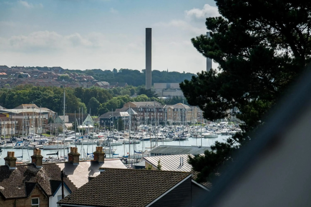 Trent Tops 3-bed penthouse apartment in West Cowes
