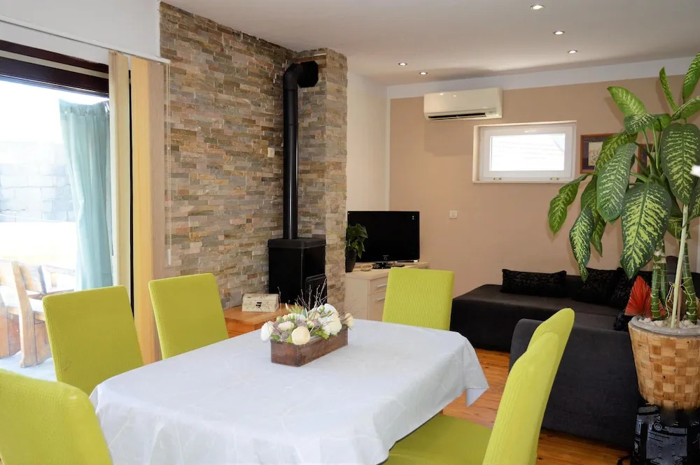 Coastal Apartment - Sleeps 6, Balcony & Parking