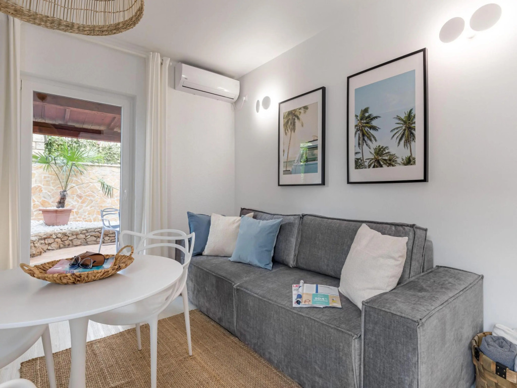 Apartment in Slatine Near the Sea Beach