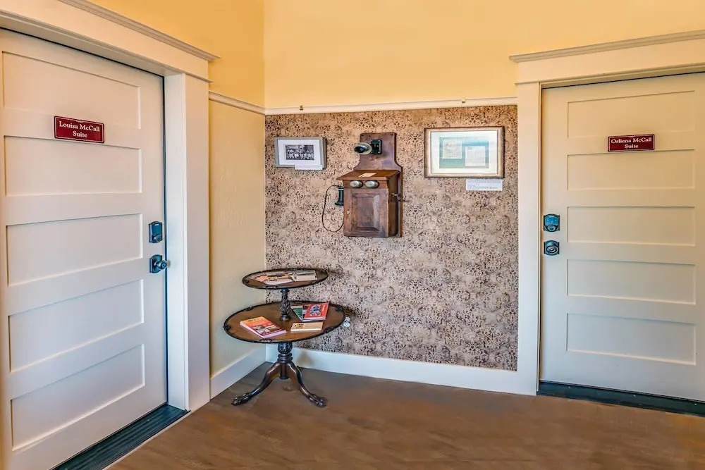 Redtail Suites ~ Entire Home ~ Sleeps 12 ~ Tesla Station