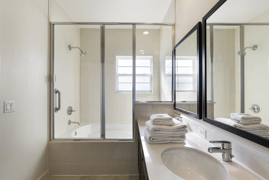 2 Bedrooms 25 Bathrooms Regal Oaks 2604 Rl