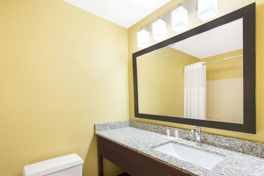 Days Inn & Suites by Wyndham Davenport East
