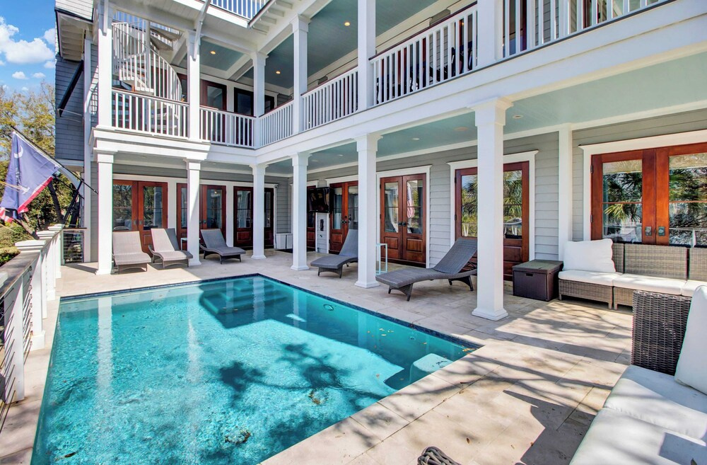 Steps to the Beach! Pool, Gym, Game Room, Movie Theater 3301 Palm by Avantstay