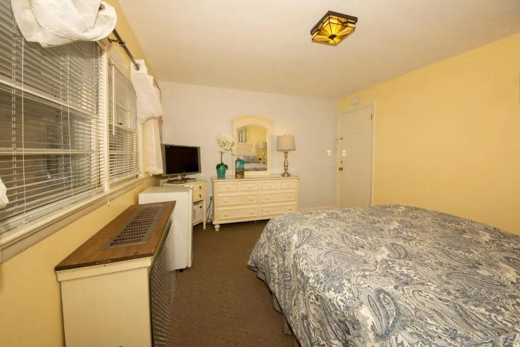 Simmons Motel and Suites