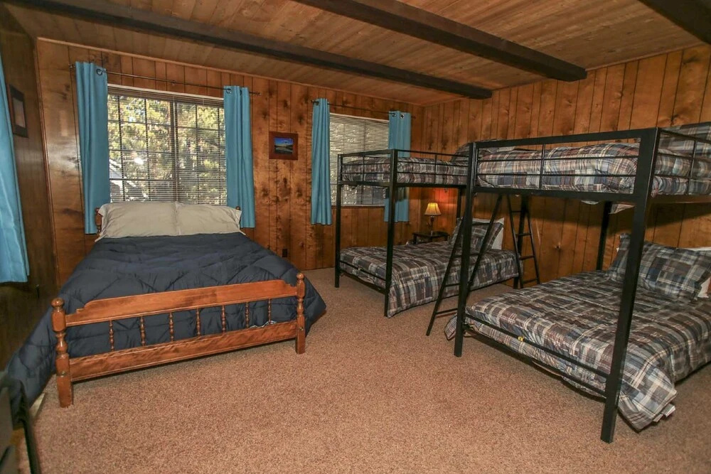 Bear Woods Retreat - High Ceiling's & Wood Finishes. Play Pool With Your Family And Friends! 3 Bedroom Home