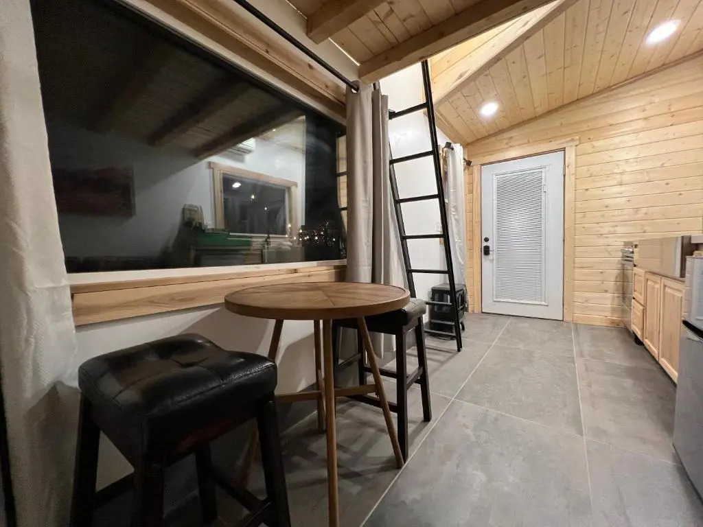 Cozy Orchard Garden Tiny House w Hottub AC Firepit