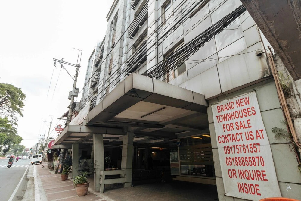 RedDoorz near Quezon City Circle