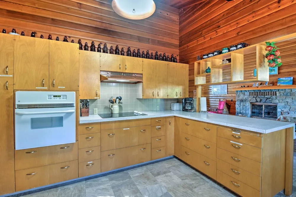 Waterfront Manson Cabin on Lake Chelan w/ Deck!