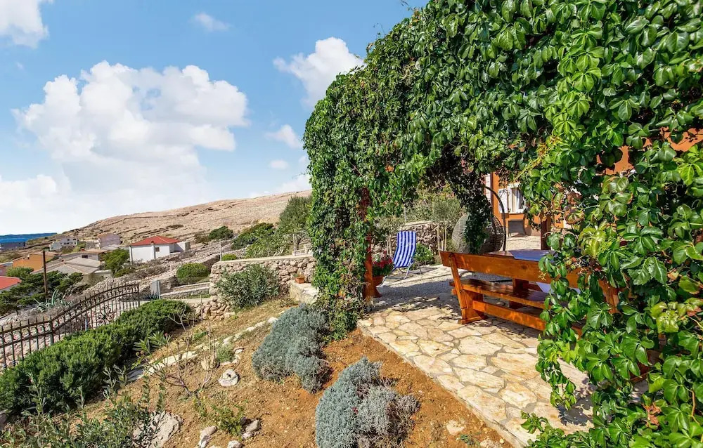 Nice Home in Zubovici With Wifi and 2 Bedrooms