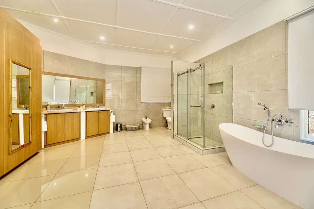 2 Bed Villa - Sleeps 4 - Pets - Pool - Garden