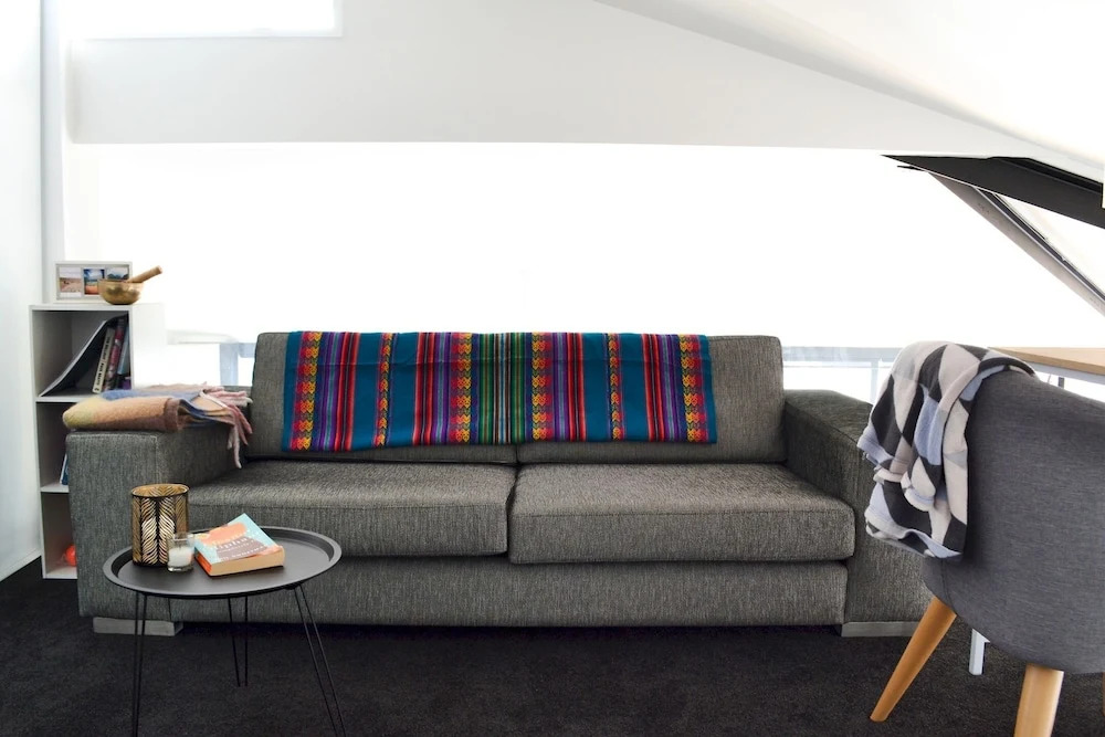 Stylish 2 Bedroom Loft Apartment With Parking