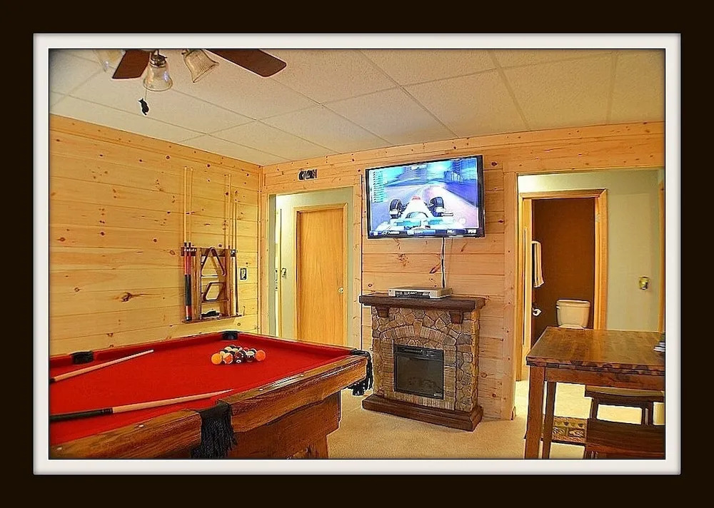 Rast Court Cabin 1016 - 4 Br cabin by RedAwning