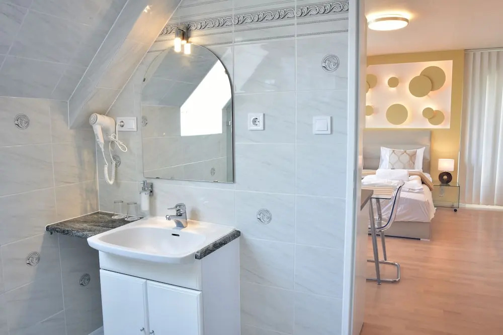 Hillside Premium Apartments
