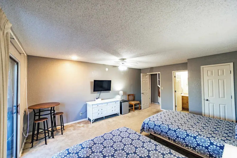 Serenity Now Quiet 4 BDR Next to Margaritaville!