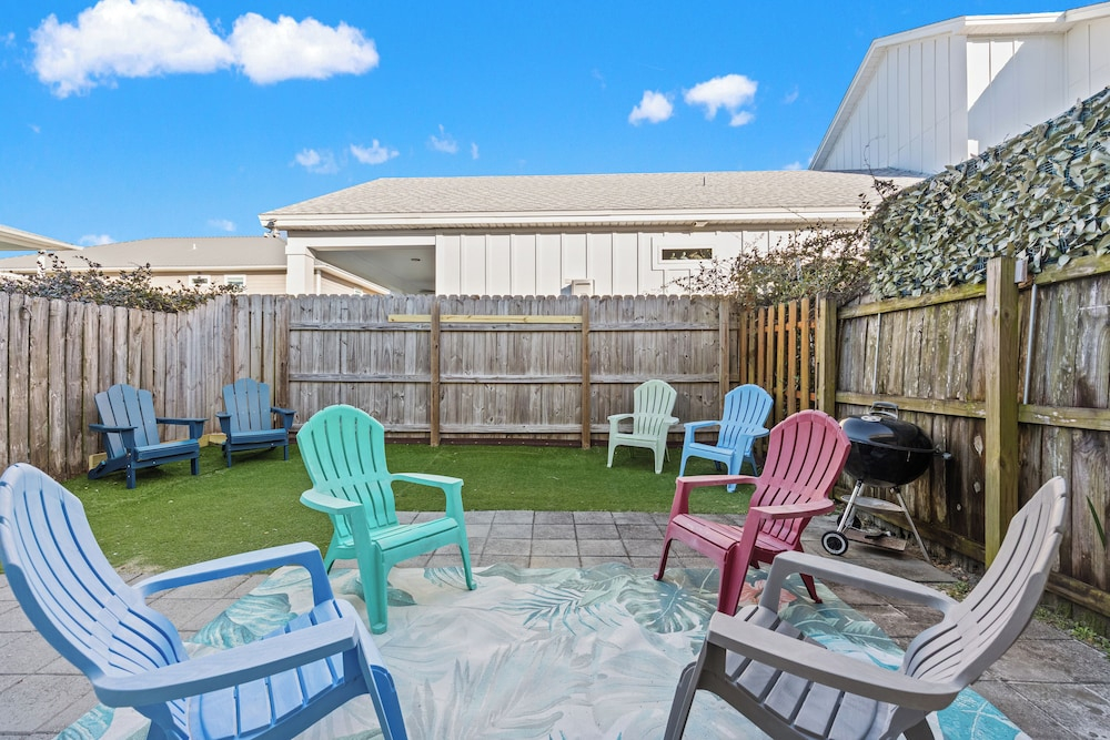 Stay at The Salty Palm! 2BR 1.5ba Sleeps 7