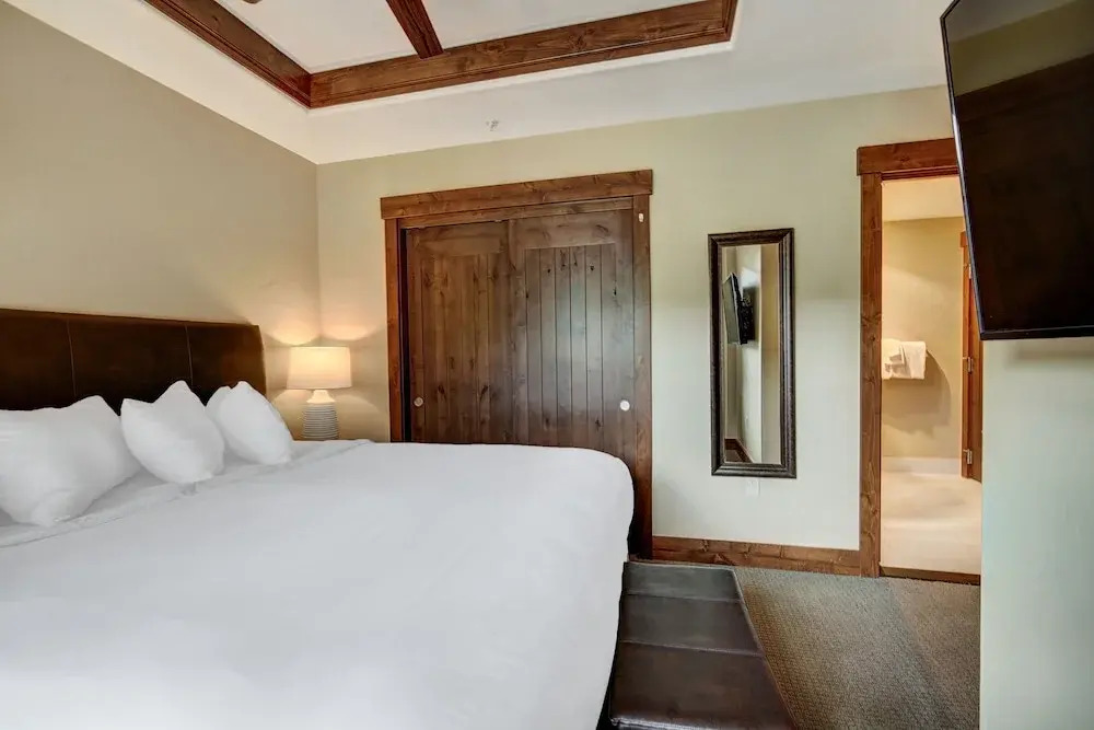 Luxury 4 Bedroom Condo on Peak 8 4 Condo