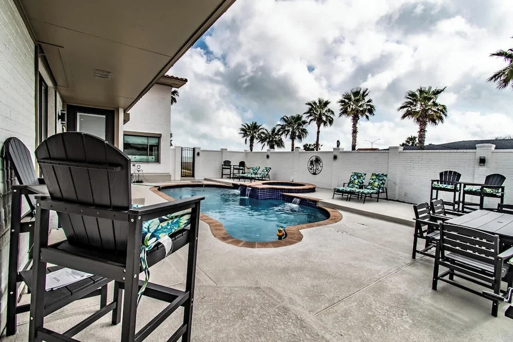 Coastal Paradise Beachfront House - Sleeps 26