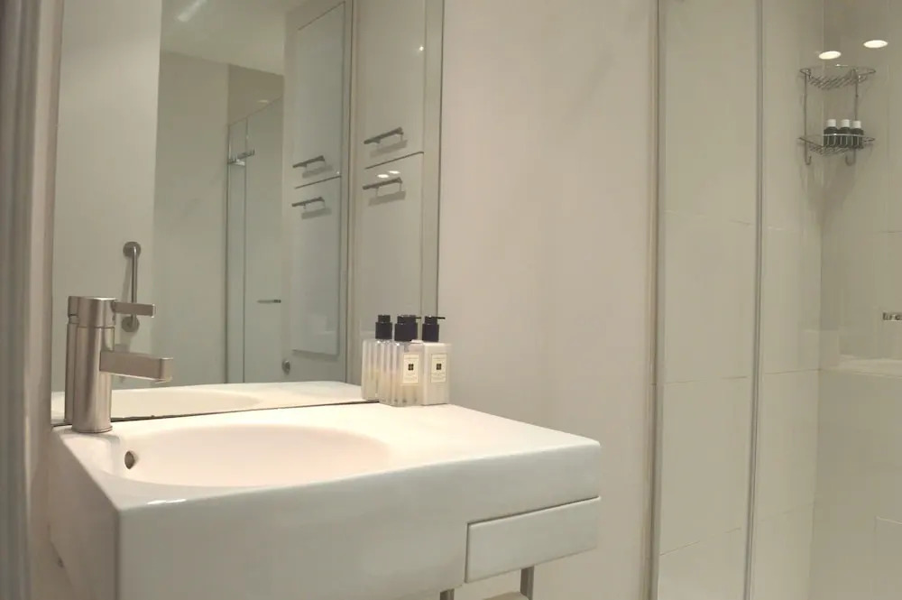 1 Bedroom Apartment With Terrace on Warren Street