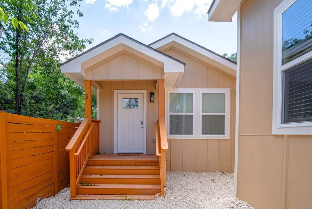 Historic Comfort 2BR/1BA Guesthouse Near Riverwalk