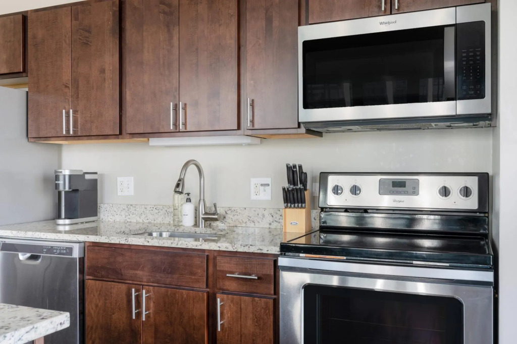 Chicago | Stunning 1BD/1BA River North Apartment