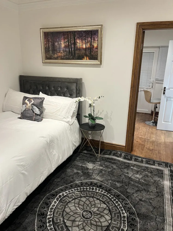 TJ Homes - Double room with Single Bed - 3 Min to Tube station - London
