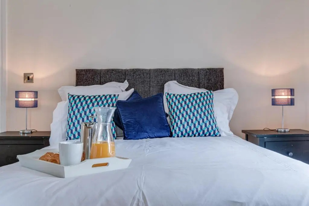 Modern, luxury suites with private bathrooms close to city centre