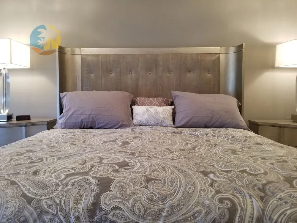 Alexander 1701 2 Bedroom Apts by RedAwning