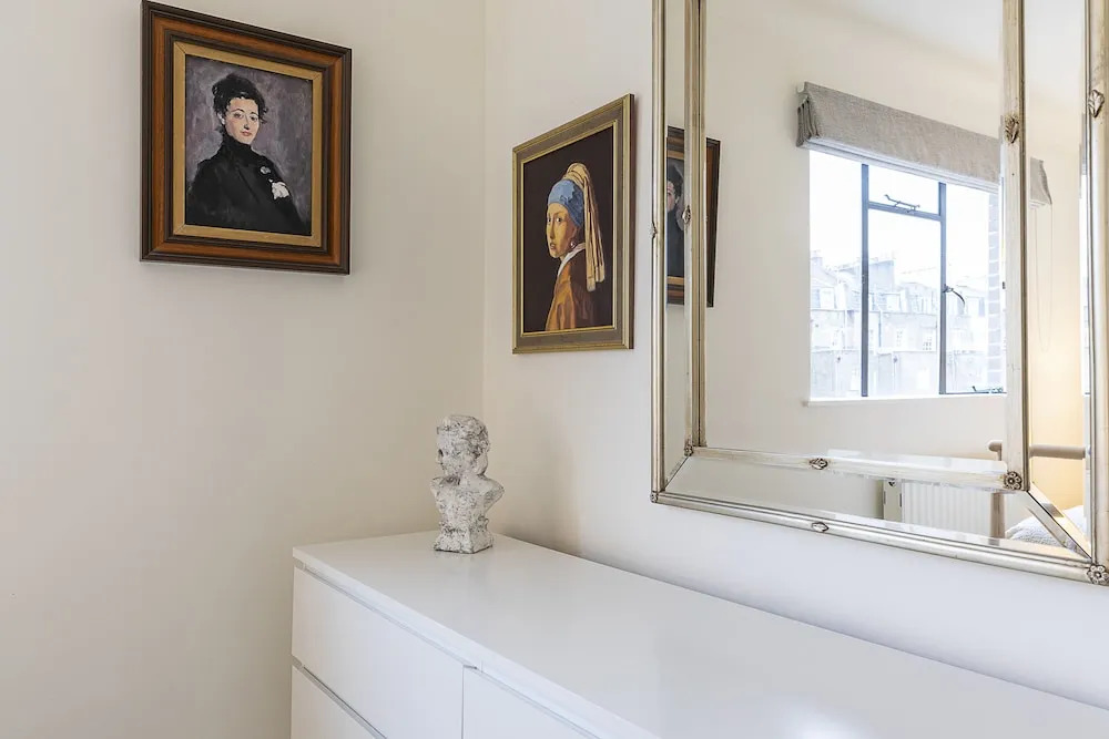 Modern 2BR flat minutes from Kensington Gardens