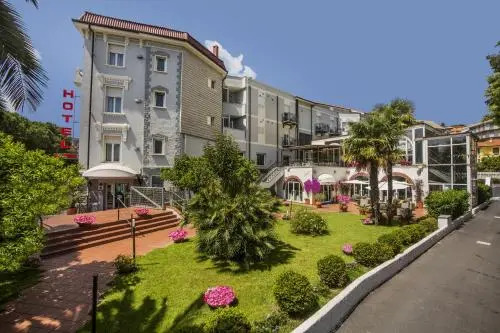 Hotel Riviera 3 Stelle con piscina estiva gratuita e garage a pagamento