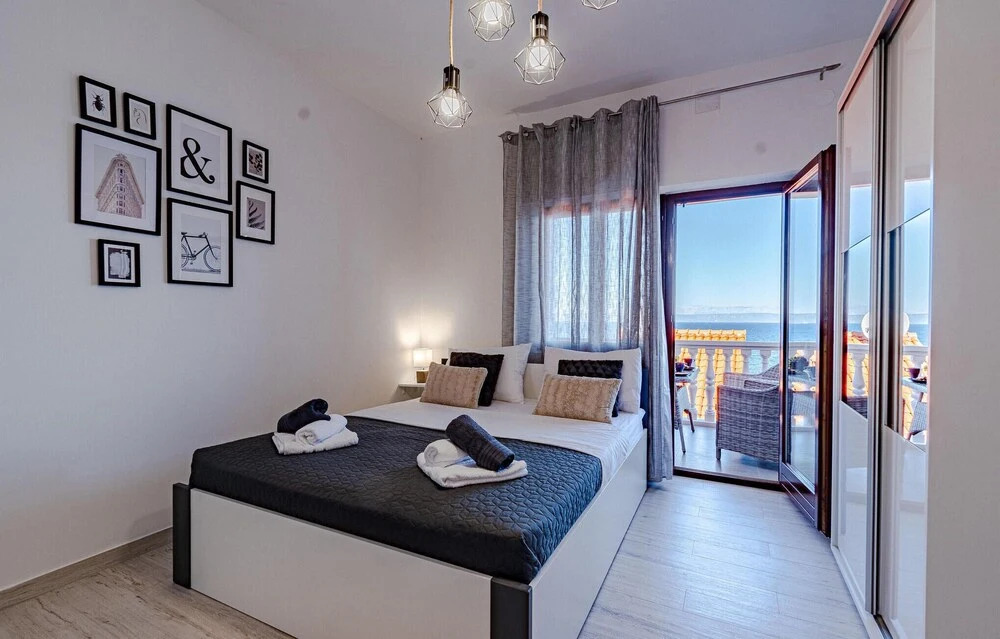 Beautiful Apartment in Prigradica With Wifi