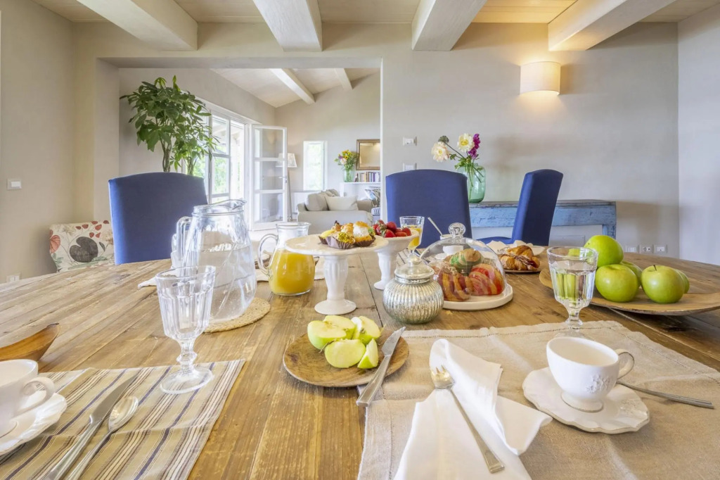 Bianca la Luna boasts a spectacular panoramic view of Lake Trasimeno, elegant interiors with light c-Bianca la Luna
