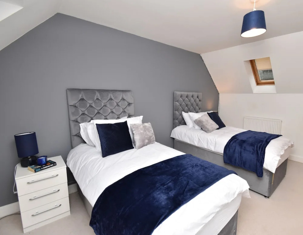 Foxley Place: MK City house for large groups