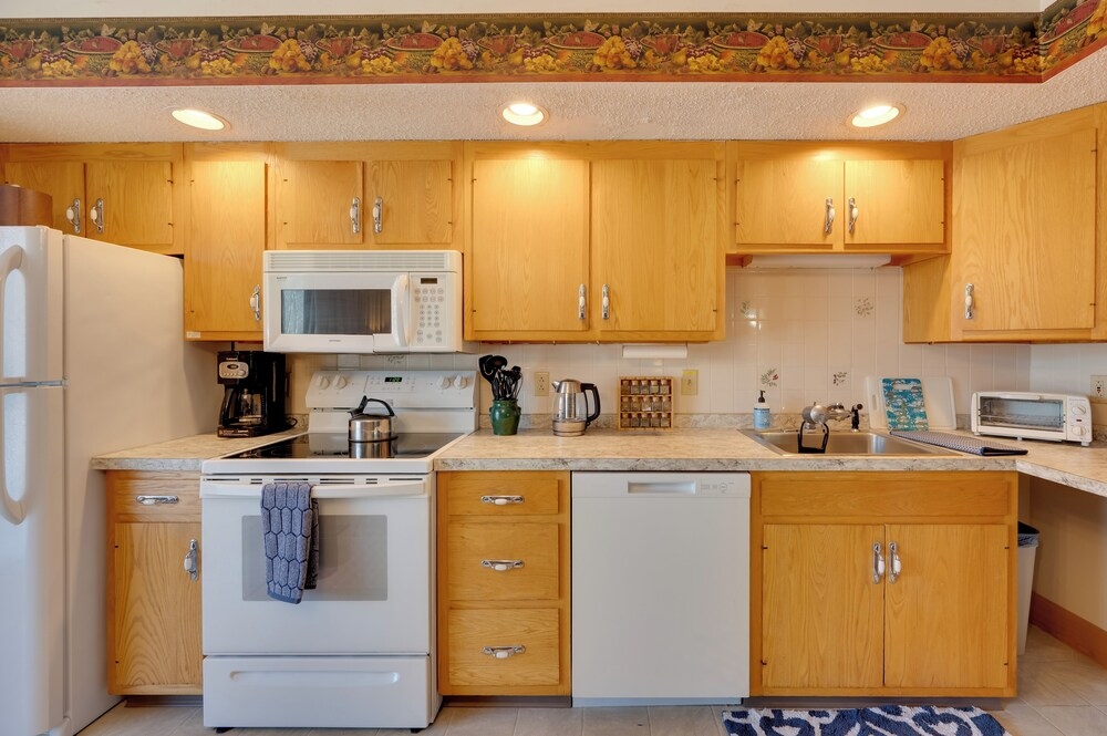 Close to Smuggs Lifts! Cozy Mountain-view Condo