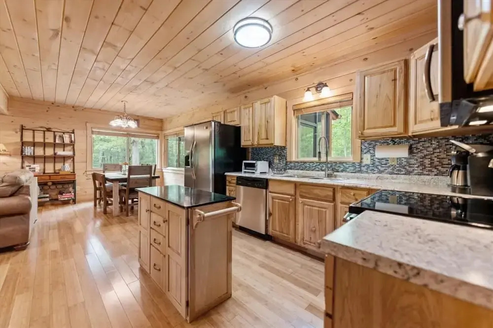 Firefly-pristine Mountain Cabin With hot tub Screened Porch Fire pit Wifi