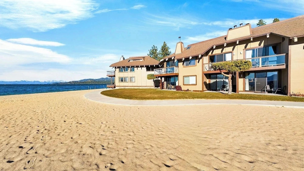 Beach Front Perch by Avantstay Lakefront Condo + Views + Near Dining and Skiing