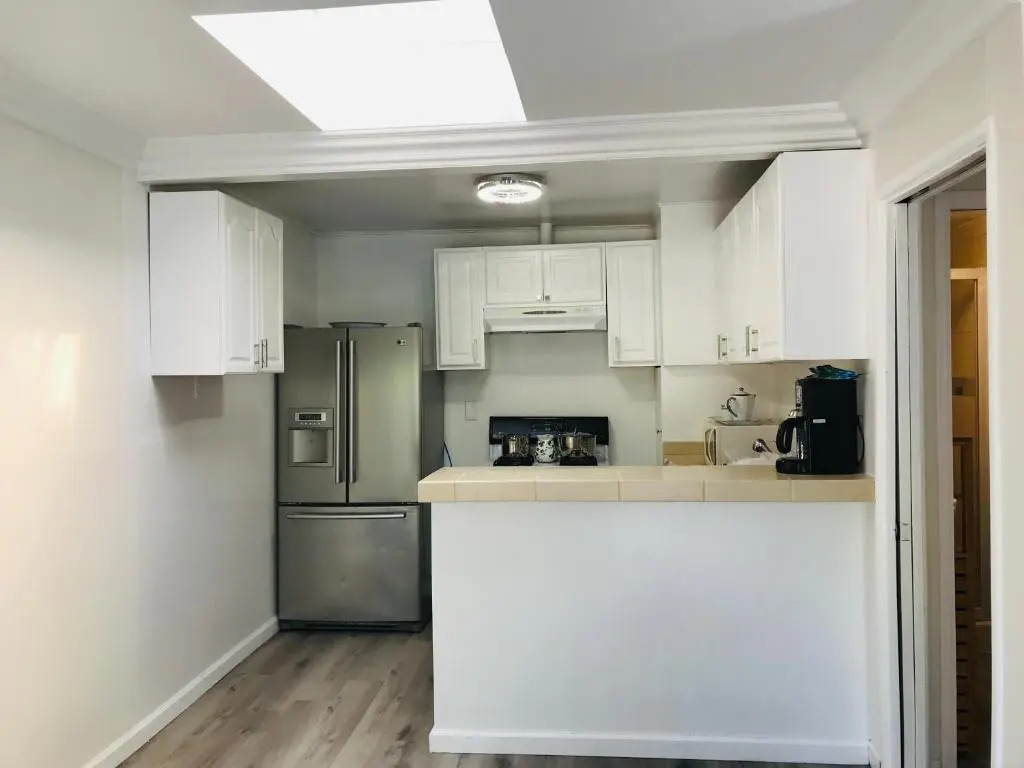 Contemporary 5 bed- 4 bath Beverly Hills Home