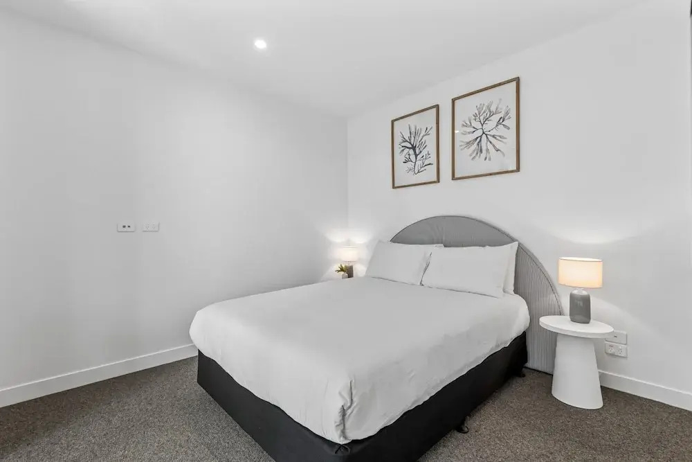 Elegant 1-bed by Shops With Rooftop Swimming Pool