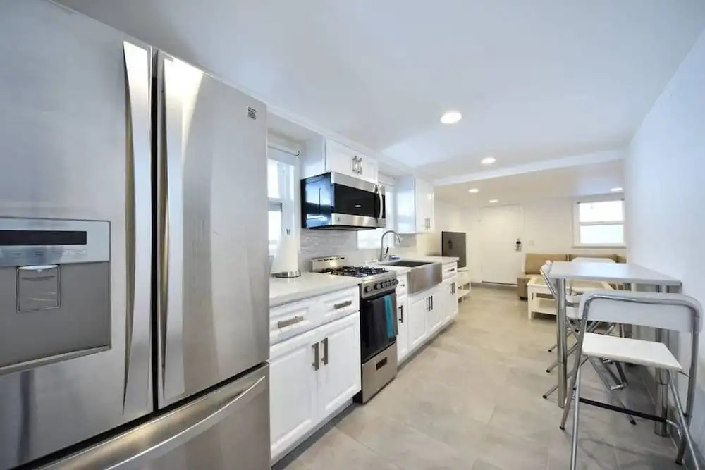 B5 Gorgeous Modern Home in Prime Location With AC and Backyard