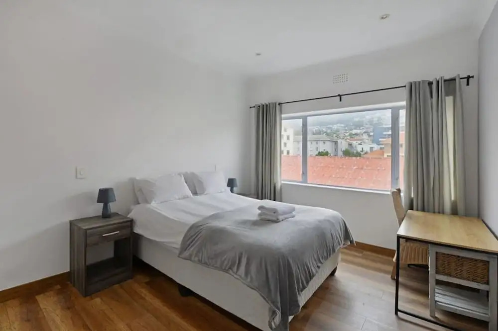 Charming 2-bed Sea Point Retreat Mountain Views