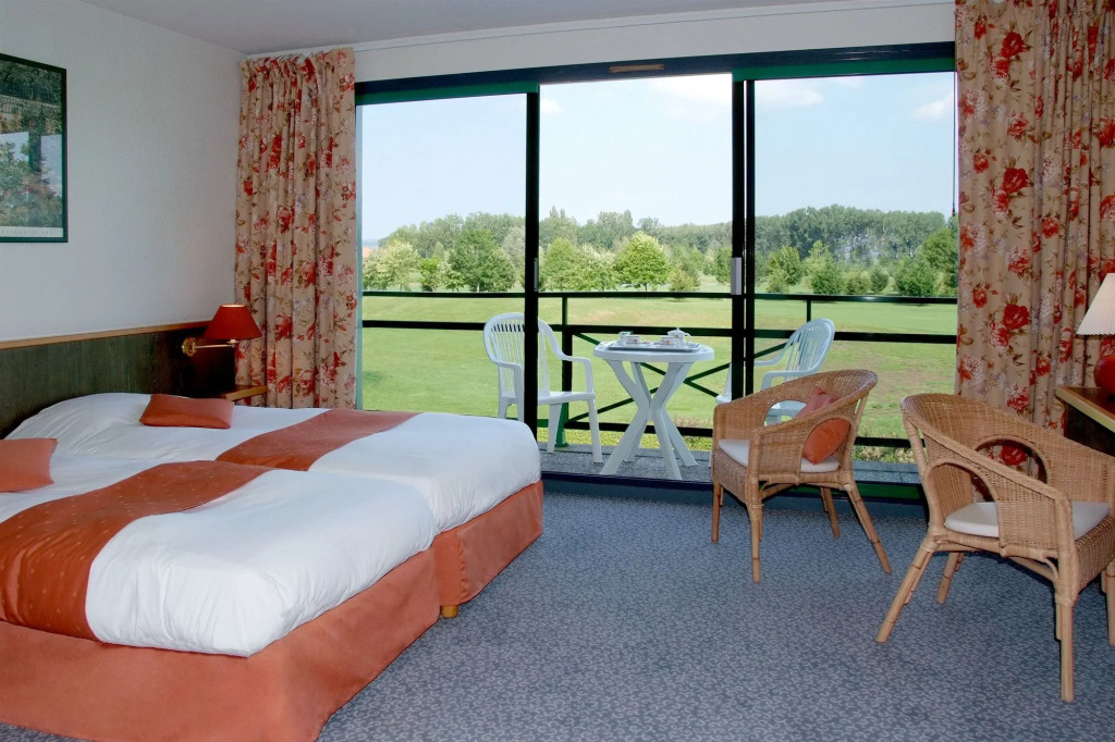 Golf Hotel Colvert - Piscine extérieure et Room Service