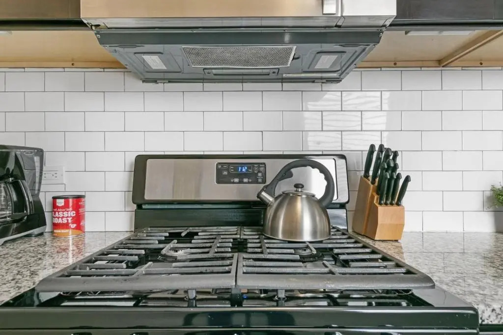 King Bed, Full Kitchen, Rogers Park 5mins Loyola