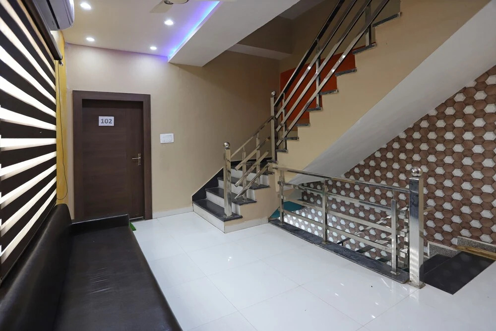 OYO 44565 Ashrit Suites