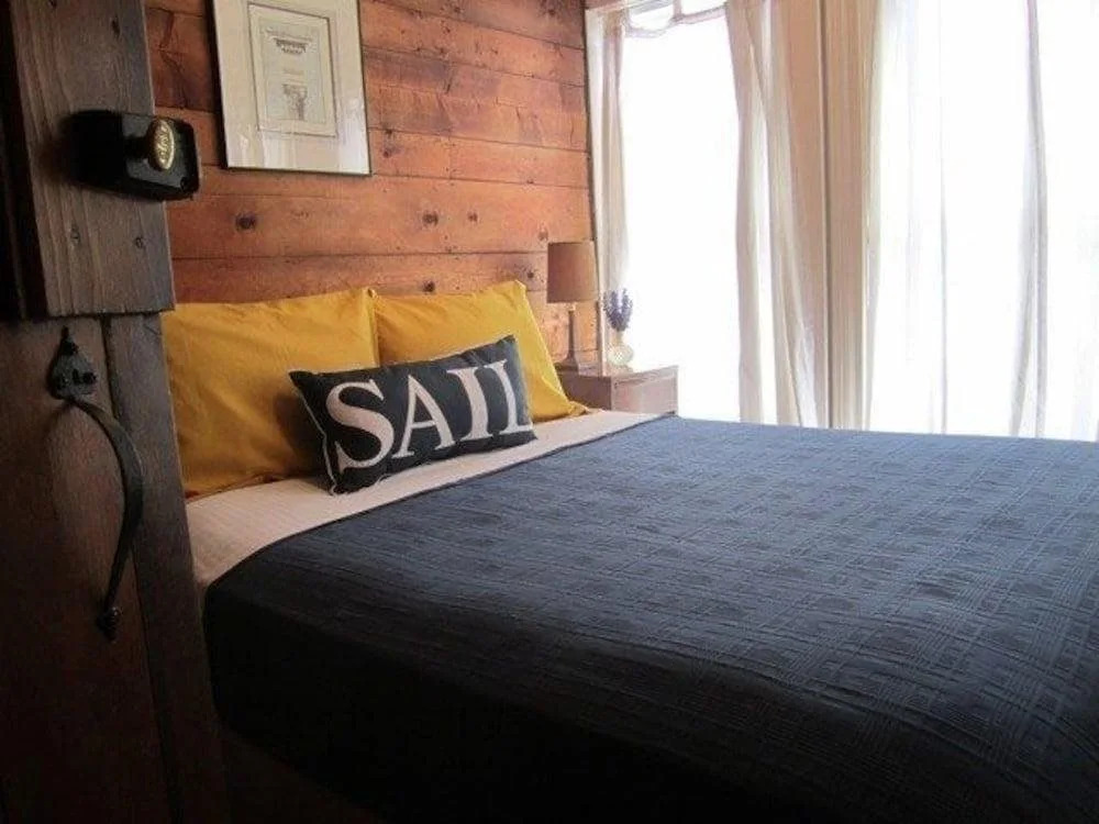 Crews Quarters Boarding House - Caters to Men