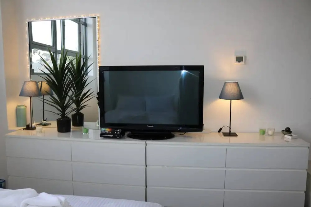 Cosy Newtown Studio Apartment With Swimming Pool